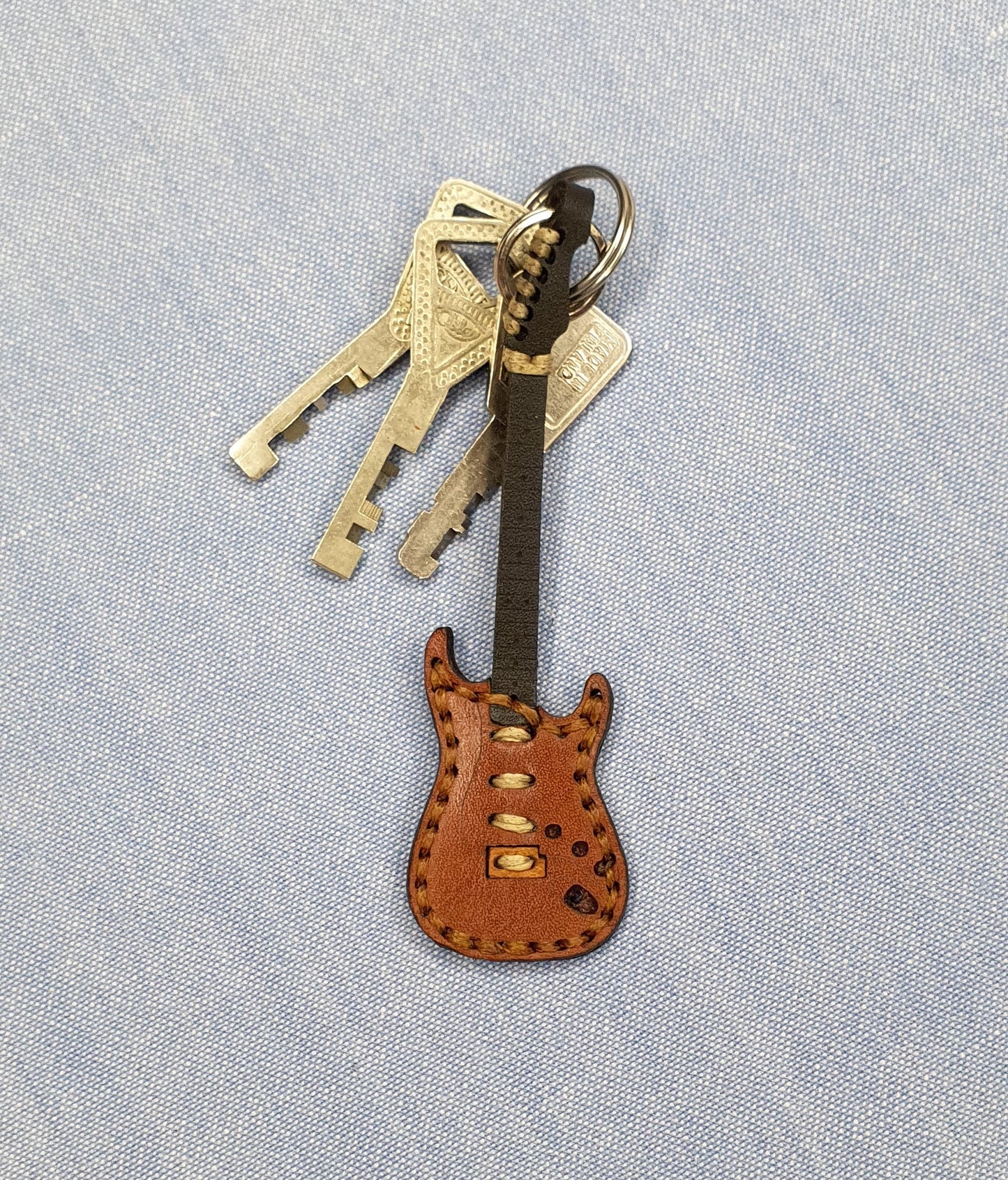 Nahkainen kitara-avaimenperä
