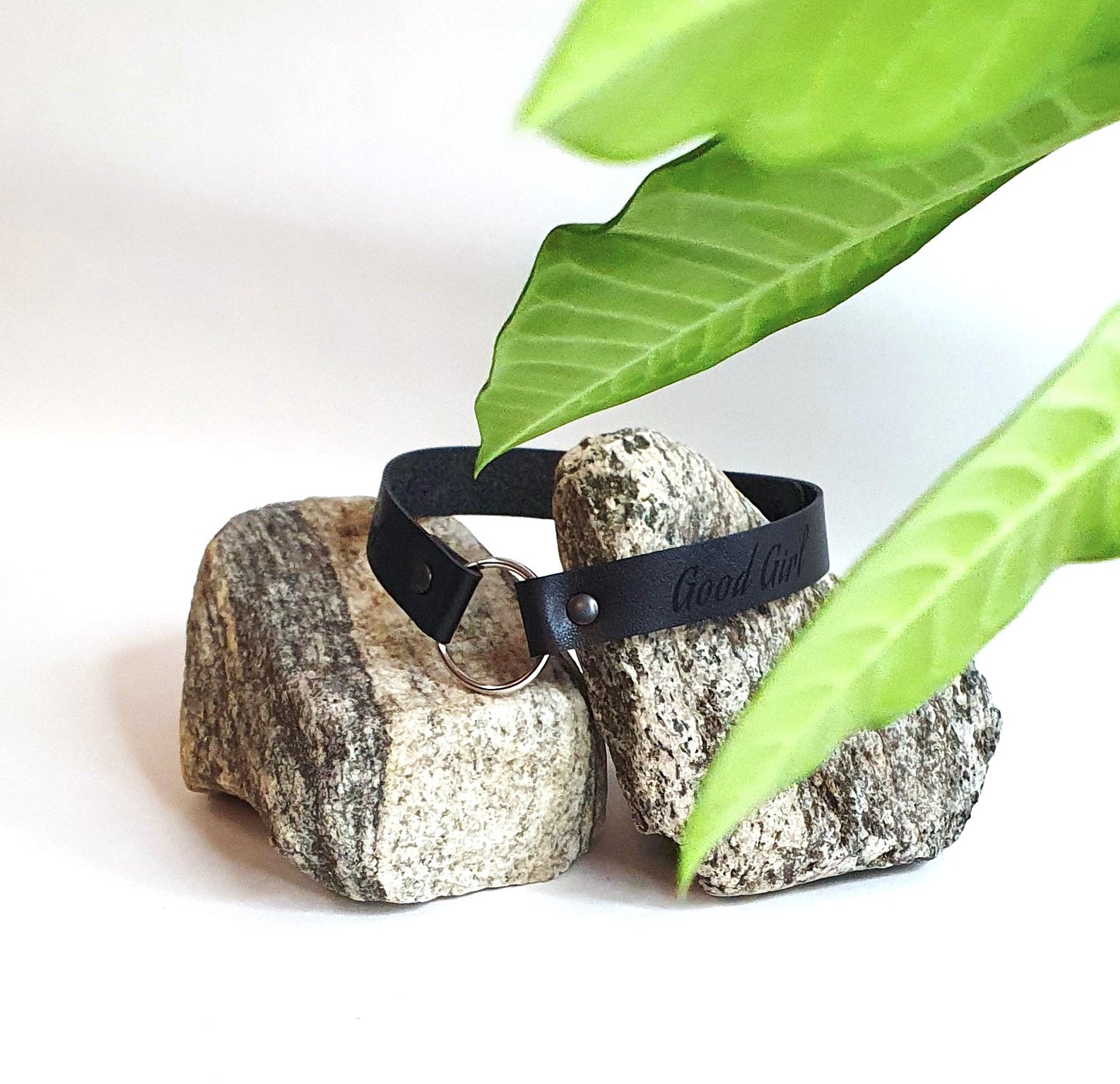 Nahkainen choker kaulakoru
