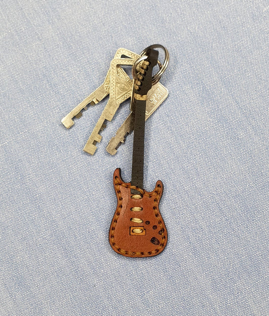 Nahkainen kitara-avaimenperä