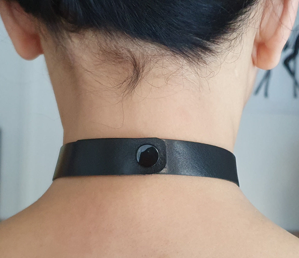 Nahkainen choker kaulakoru