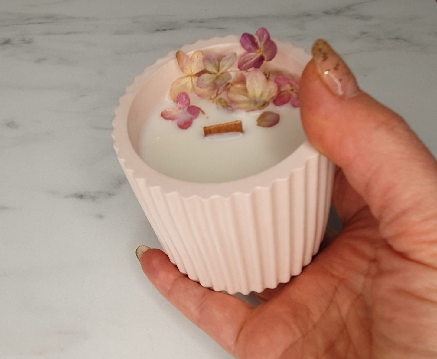 Tuoksukynttilä Elysia pieni (pinkki astia)
